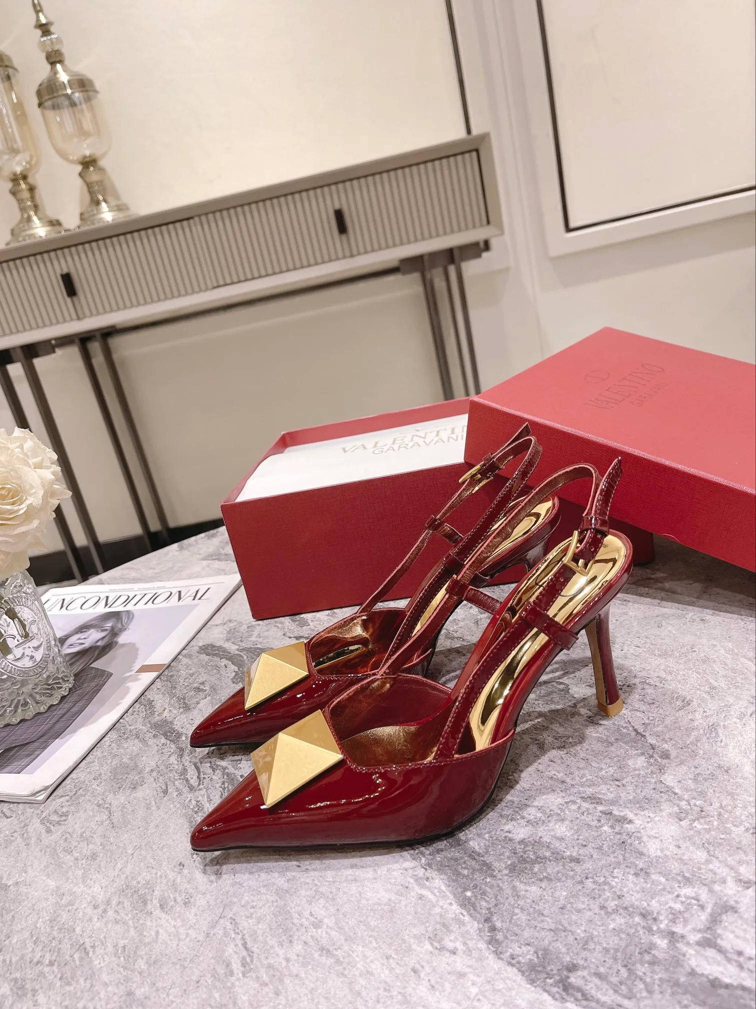 👟👟Ex-factory price 400👟👟 Genuine leather sole +40 Valentino Valentino spring and summer new rivet shoes are new☑️ —————————————— The latest golden big rivet element is full of high-end sense! Extremely fashionable Heel height: 9.5cm Upper: Matt sheepskin Lining: Sheepskin lining Outsole: Italian genuine leather outsole, rubber sole optional Color: Two styles and 8 colors available Code number: 34-41 (34 and 42 customized are not returnable)